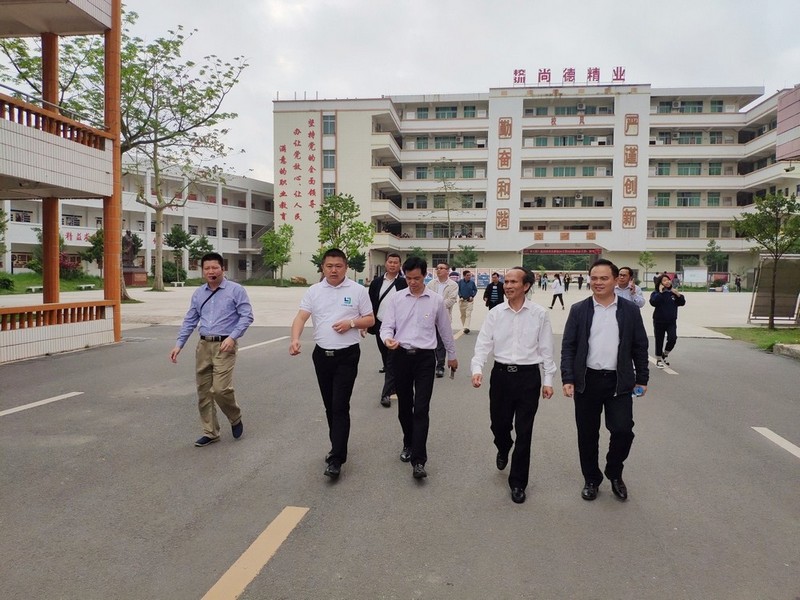 游艇会yth0008副总裁周兴光先生率队赴高州市考察政校企合作项目