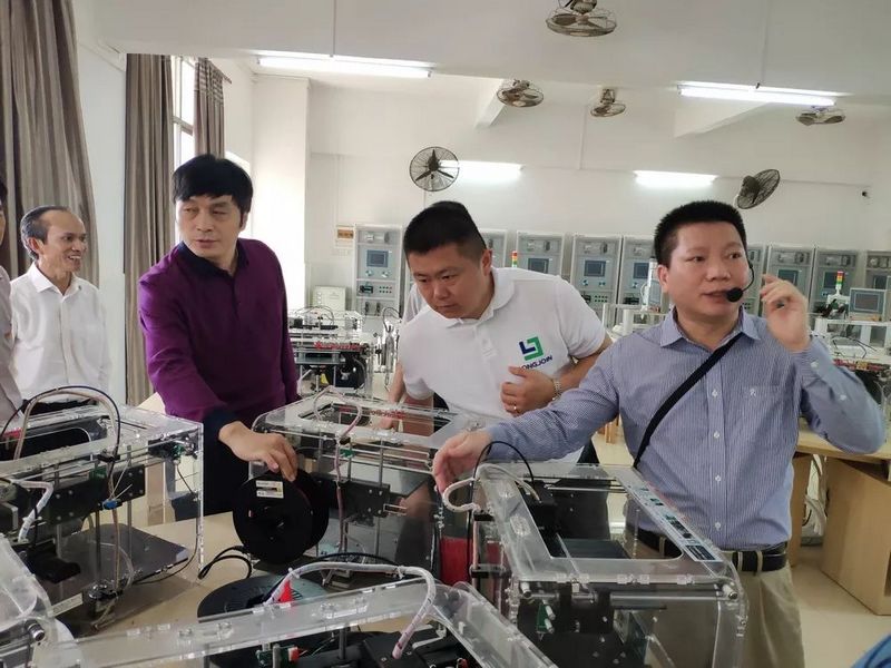 游艇会yth0008副总裁周兴光先生率队赴高州市考察政校企合作项目