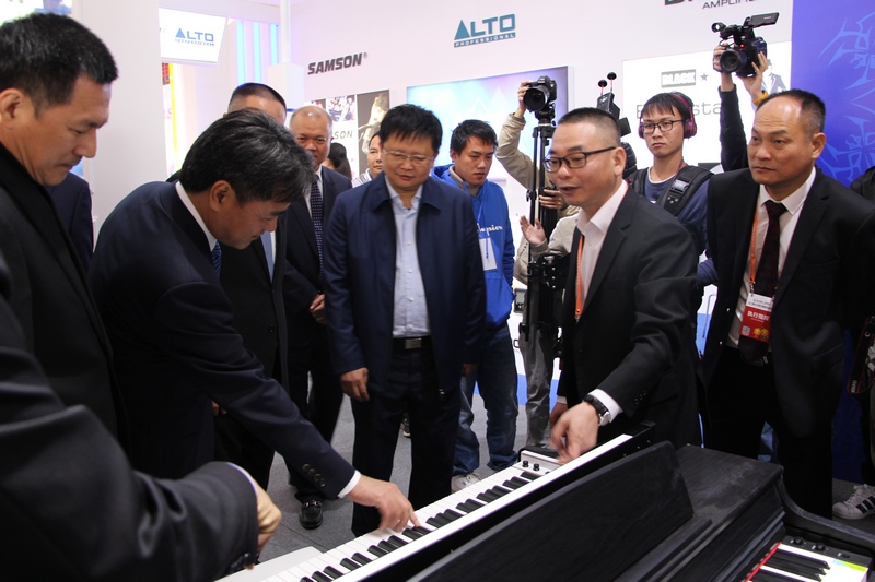 游艇会yth0008董事局主席陈逸先生（左）