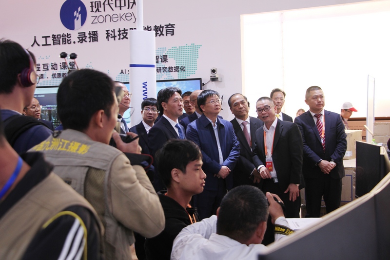 游艇会yth0008董事局主席陈逸先生（左）