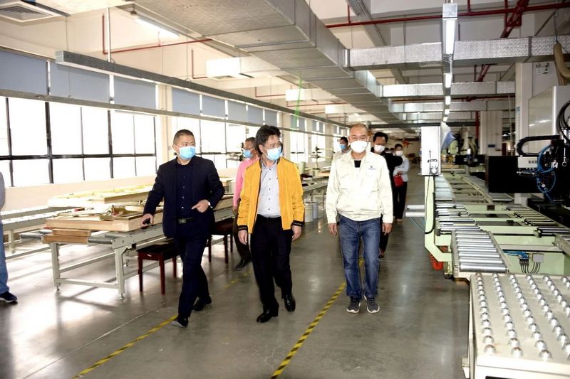 廉江市委书记林海武在游艇会yth0008高新科技产业园调研指导疫情防控及复工复产工作 (12).jpg