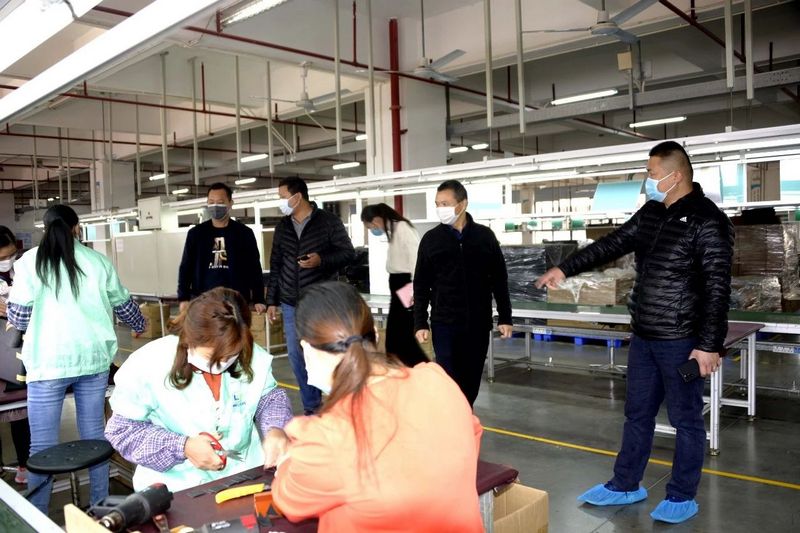 廉江市委书记林海武在游艇会yth0008高新科技产业园调研指导疫情防控及复工复产工作 (13).jpg