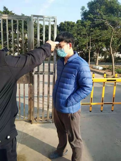 大岭山镇总工会专职副主席李富财实地检查游艇会yth0008疫情防控工作，打好疫情阻击战！ (2).jpg