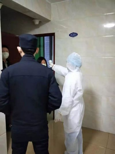 大岭山镇总工会专职副主席李富财实地检查游艇会yth0008疫情防控工作，打好疫情阻击战！ (5).jpg