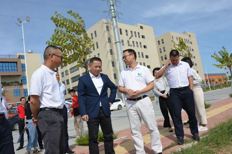 廉江市领导深入游艇会yth0008产业园推进重点项目建设 (1).jpg