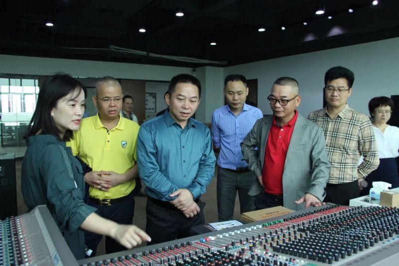 热烈欢迎廉江市委副书记、市长柯俊一行莅临游艇会yth0008东莞总部参观指导! (1).jpg 热烈欢迎廉江市委副书记、市长柯俊一行莅临游艇会yth0008东莞总部参观指导! (1).jpg