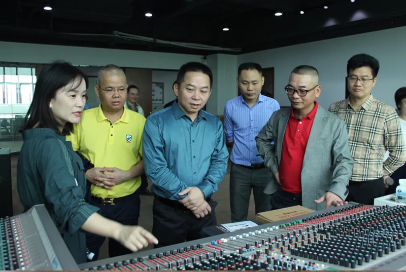 热烈欢迎廉江市委副书记、市长柯俊一行莅临游艇会yth0008东莞总部参观指导！